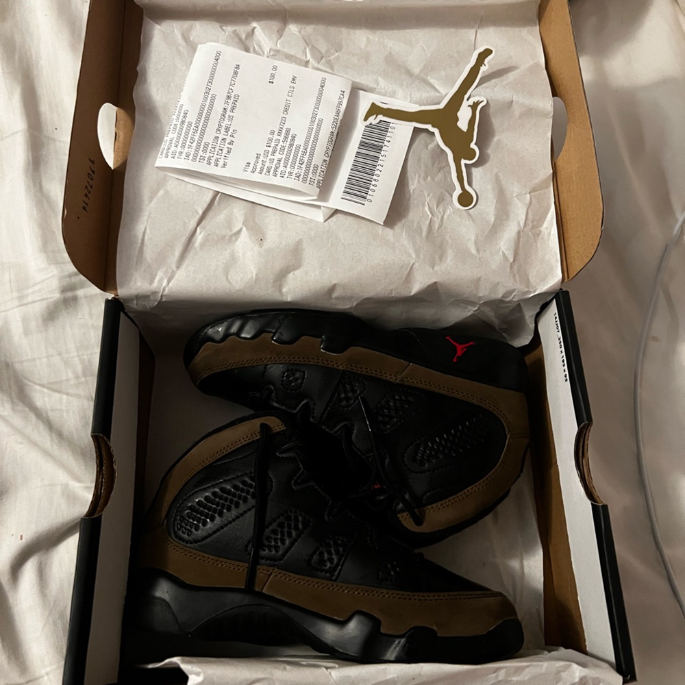 Olive Jordan 9s (ps)
Brown& black   Worn 2x